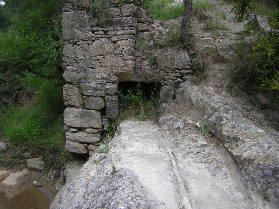 Restes de paret del Molí del Garrós o de Cal Tisoi, Borredà