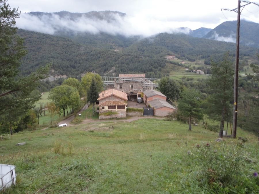 El conjunto del monasterio de Santa Maria de Lillet visto desde la colina de Sant Miquel