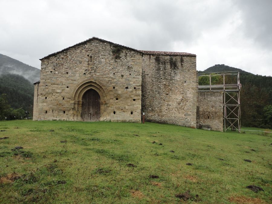 Iglesia del monasterio de Santa Maria de Lillet con la portada gótica del transepto norte