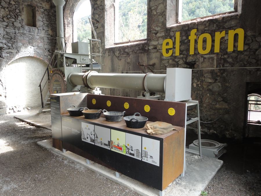 Maqueta de forn rotatori i primeres matèries del ciment a l'exposició del Museu del Ciment Asland