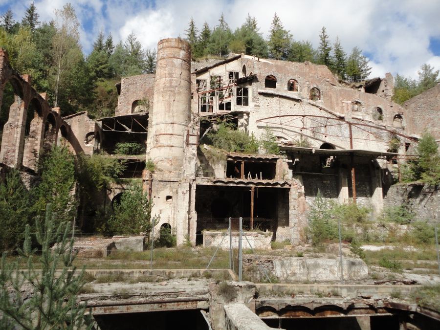 Ruïnes esglaonades de la fàbrica de ciment Asland amb la torre cilíndrica, Clot del Moro
