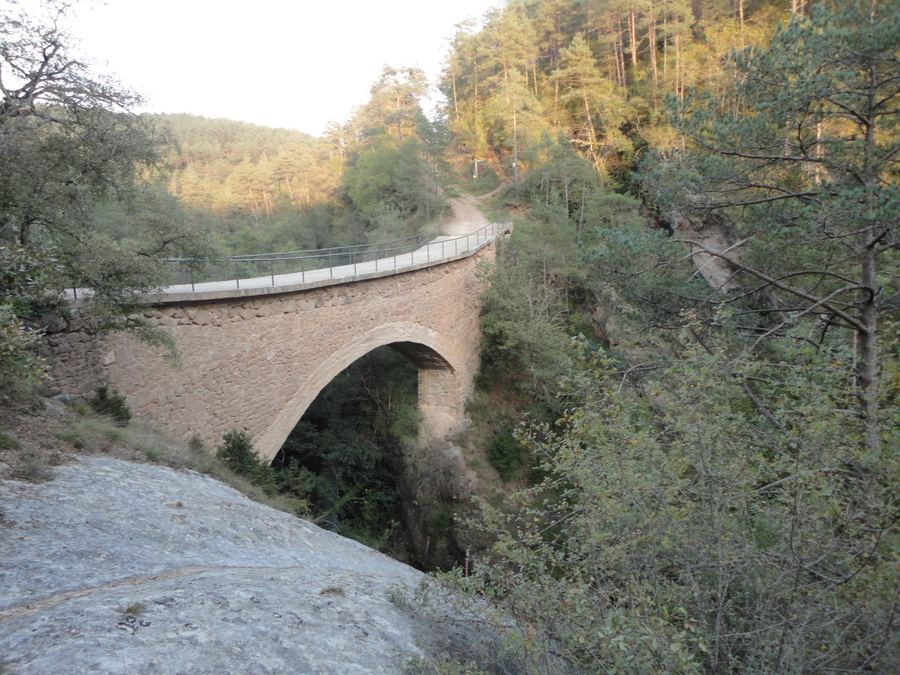 Pont del Climent, arc únic de pedra sobre el riu Mergançol a Vilada
