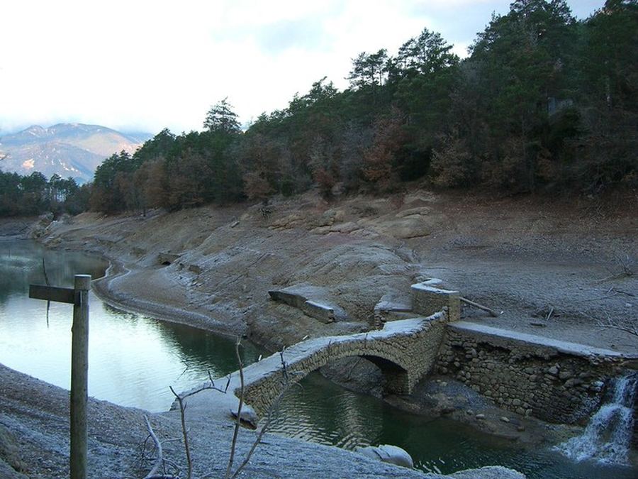 Pont del Doro emergint a la cua de l'embassament de la Baells