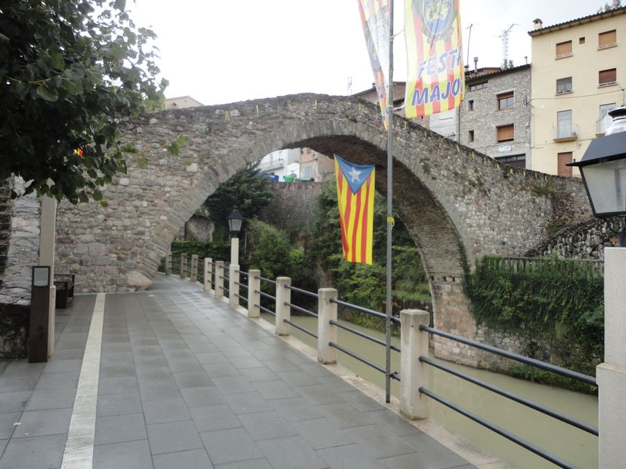 Pont Vell de la Pobla de Lillet, arc apuntat d'esquena d'ase sobre el Llobregat