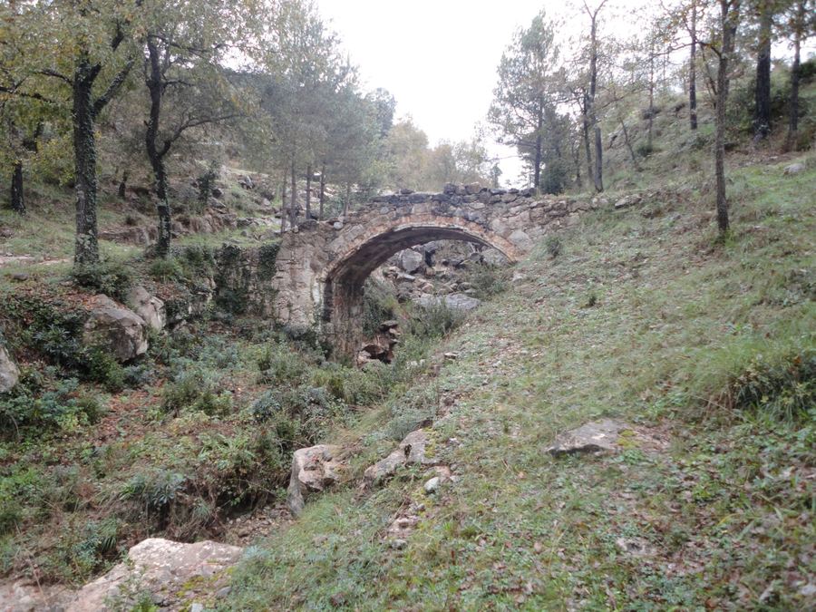 Pontet de Can Dou, pequeño puente de piedra de un arco sobre el rec de Sois