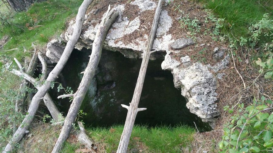 Volta de pedra que cobreix el pou de les instal·lacions de la Mina del Moreno, amb una obertura lateral
