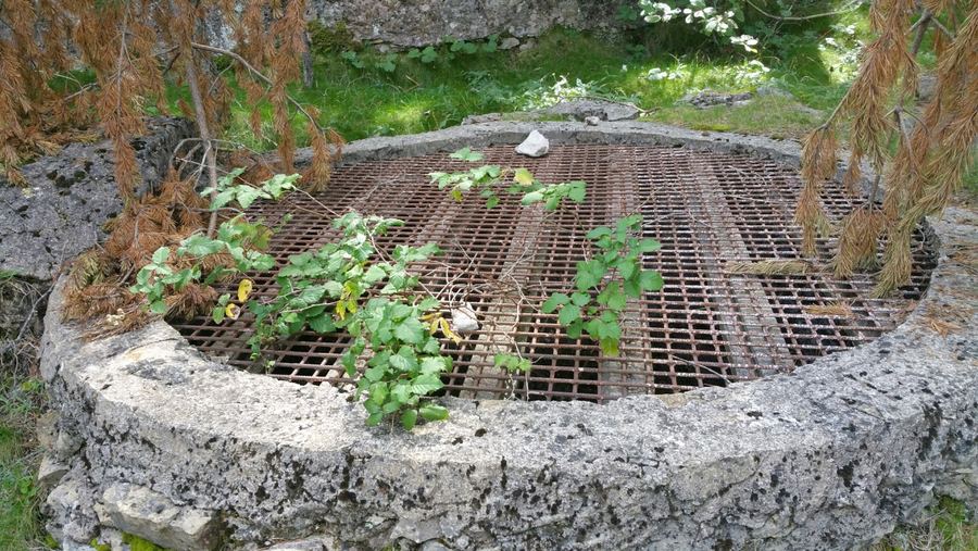Pou circular de la Mina d'Arderiu cobert amb una reixa metàl·lica