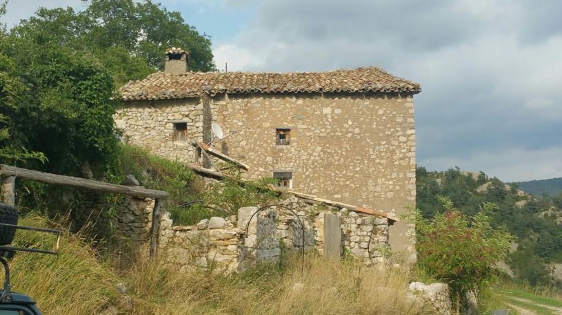 Casa de pedra del Refugi d'Ardericó, antiga masia a la Serra del Catllaràs