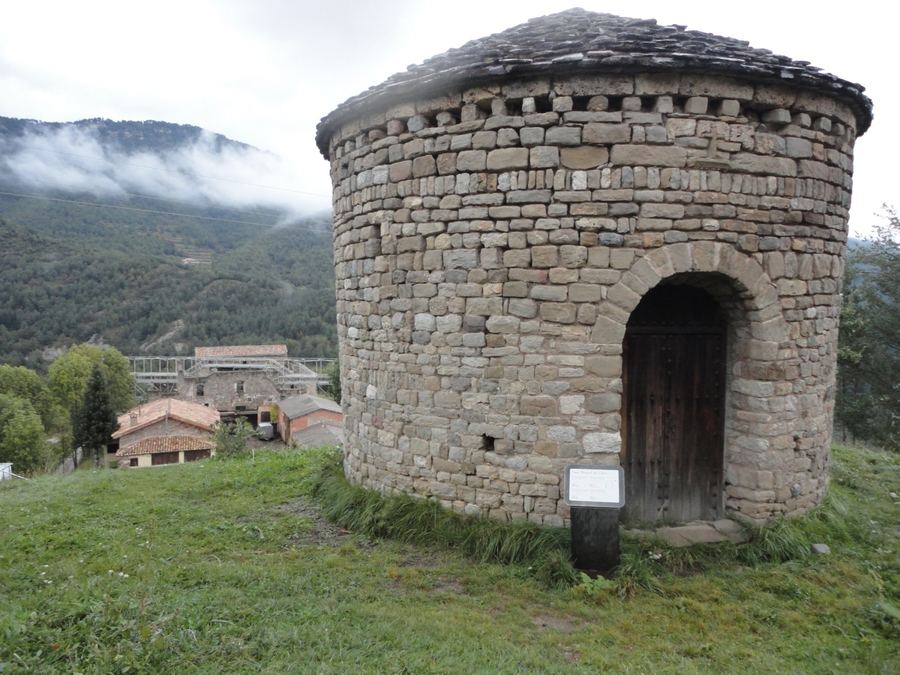 Rotonda de Sant Miquel de Lillet, iglesia circular de piedra con el monasterio al fondo