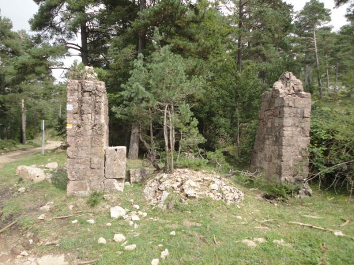 Dos pilars d'obra de la Sala de Màquines de les mines del Catllaràs