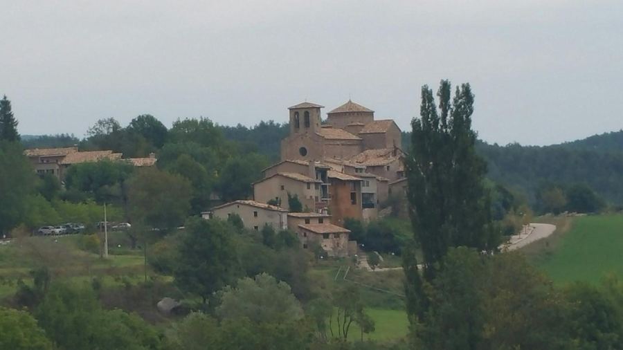 Sant Jaume de Frontanyà vist des del mirador del sud, amb l'església romànica per sobre de les cases