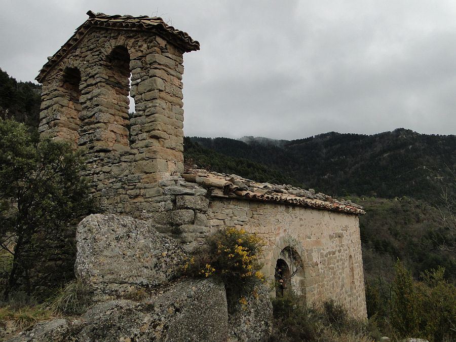 Campanar d'espadanya de l'església romànica de Sant Julià de Cosp