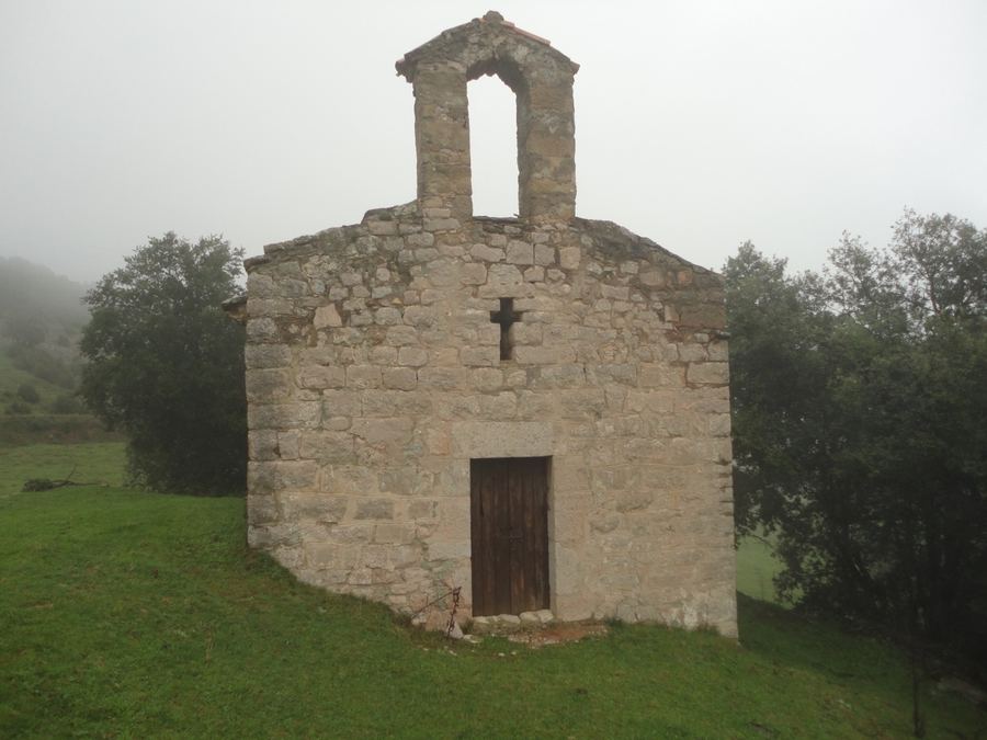 Fachada con campanario de espadaña de la capilla románica de Sant Miquel de les Canals, Vilada