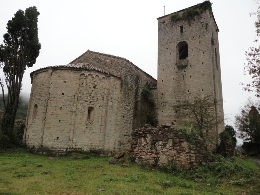 Ábside románico y campanario del monasterio de Sant Pere de la Portella