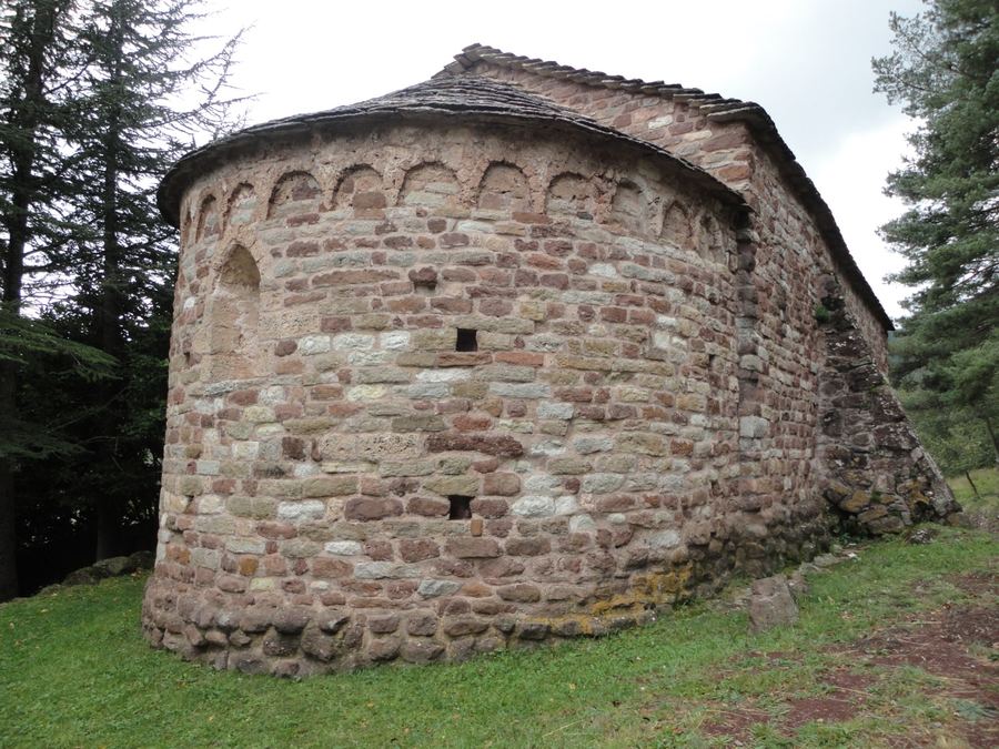 Abside semi-circulaire de Sant Vicenç de Rus avec arcatures aveugles lombardes et toit de dalles d'ardoise