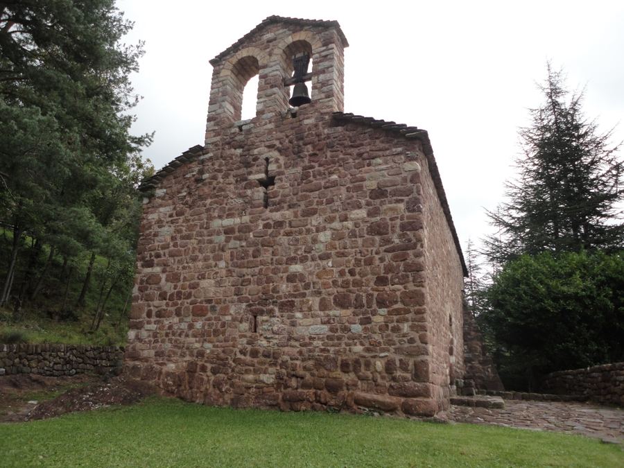 Ermitage roman de Sant Vicenç de Rus avec son clocher-mur à deux baies