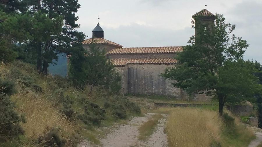 Santuari de la Mare de Déu dels Oms amb el seu campanar, a Sant Jaume de Frontanyà