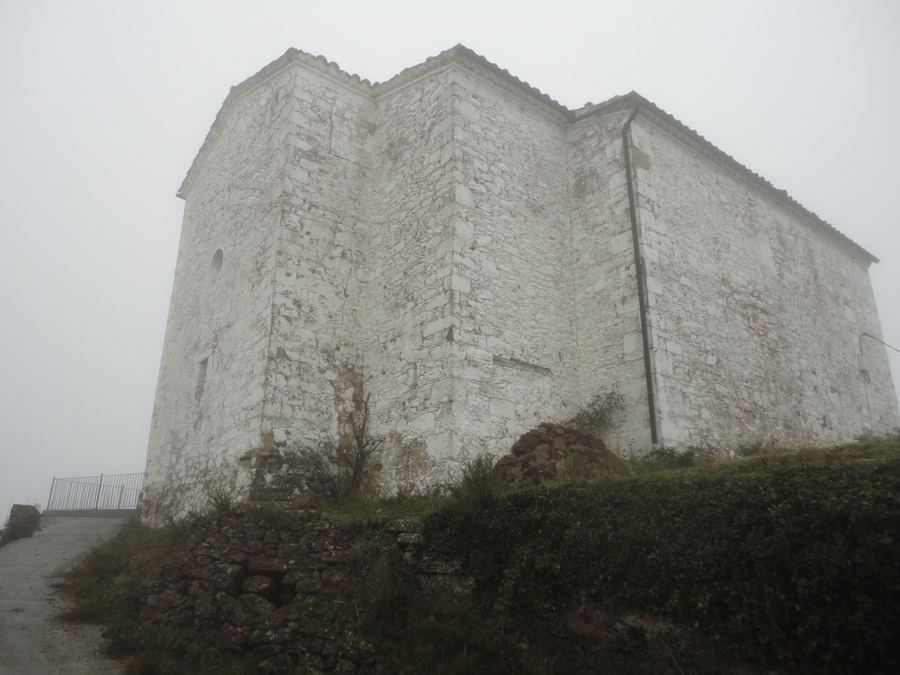 Muros encalados del santuario de Santa Maria de la Quar en un día de niebla
