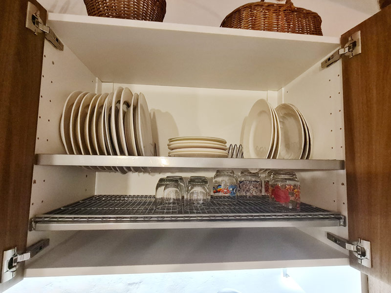 Tríplex Cal Barraqué de Dalt en Borredà - armario de platos y vasos