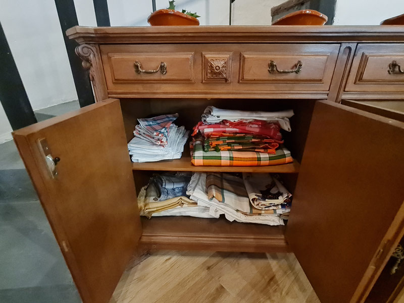 Tríplex Cal Barraqué de Dalt en Borredà - aparador con mantelería de recambio