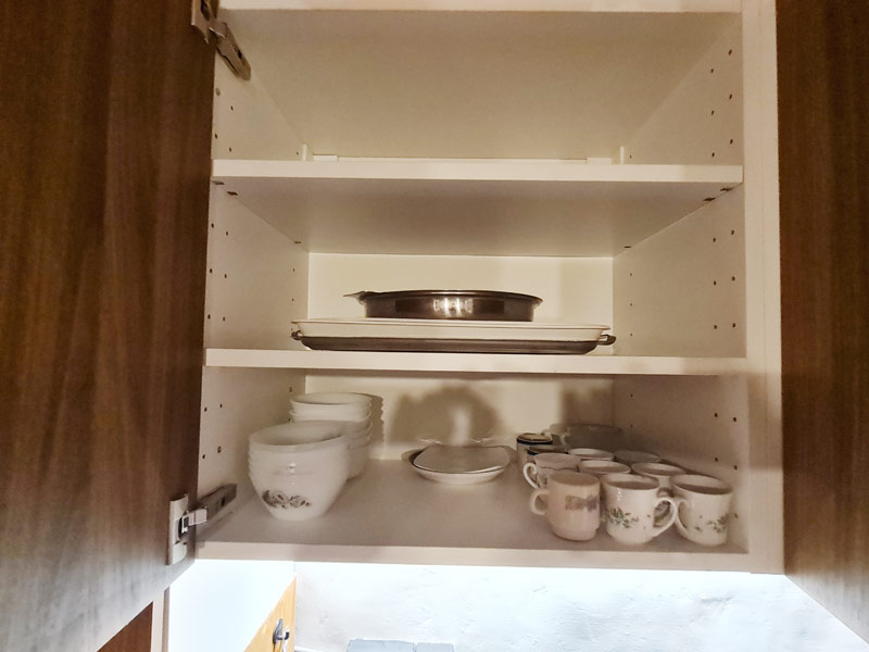 Tríplex Cal Barraqué de Dalt en Borredà - armario de tazas y cuencos