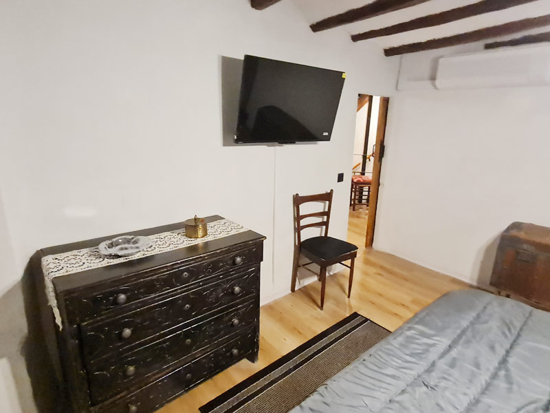 Tríplex Cal Barraqué de Dalt en Borredà - cómoda, televisor y aire acondicionado de la habitación 2