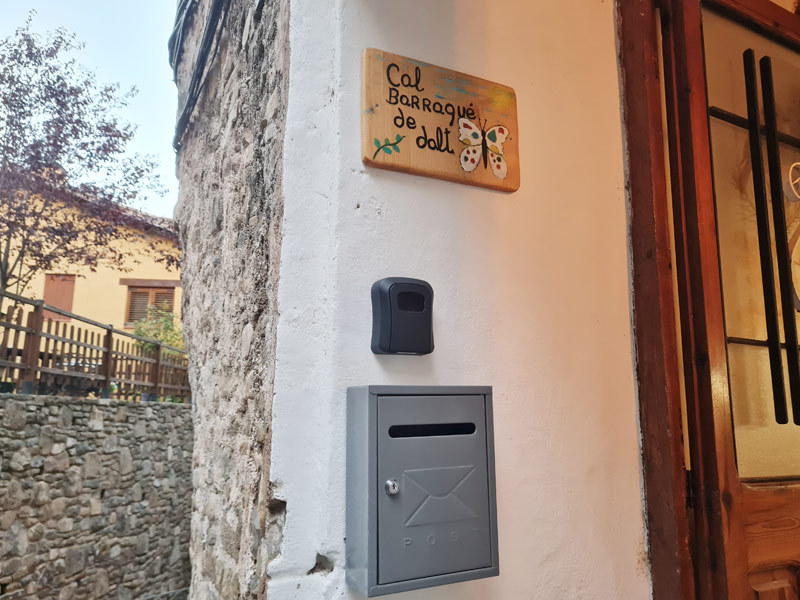 Tríplex Cal Barraqué de Dalt en Borredà - caja de llaves con código y buzón en la entrada