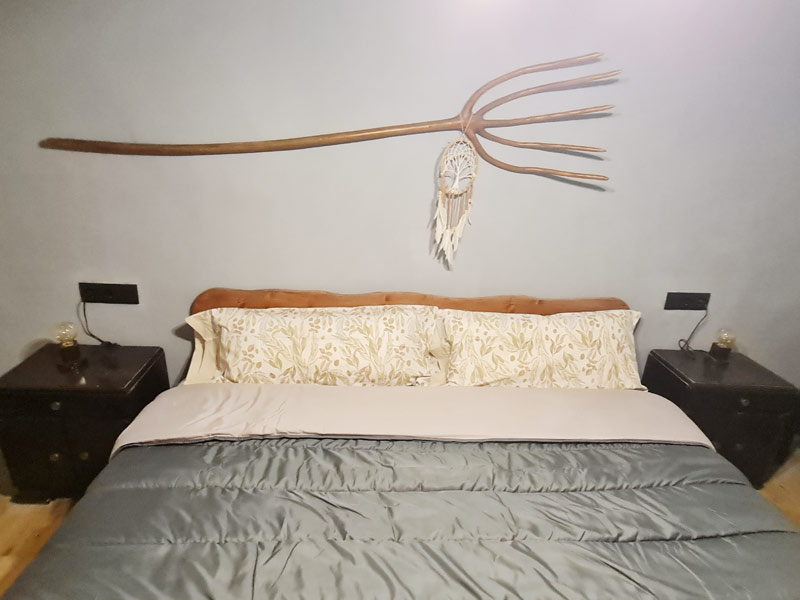 Cama king de 2 × 2 metros en la habitación de matrimonio 2