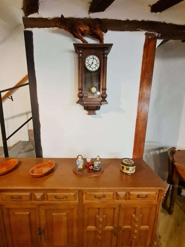 Tríplex Cal Barraqué de Dalt en Borredà - reloj de pared y aparador