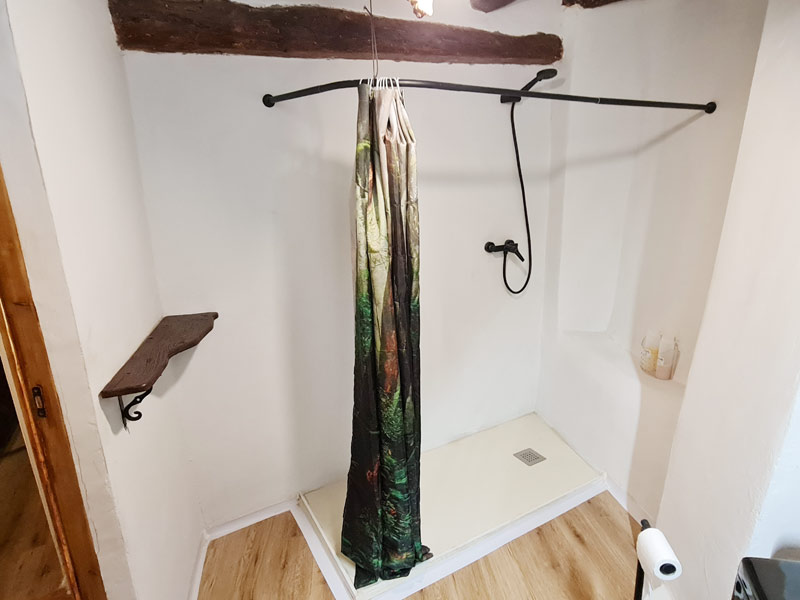 Tríplex Cal Barraqué de Dalt en Borredà - ducha del baño de la primera planta