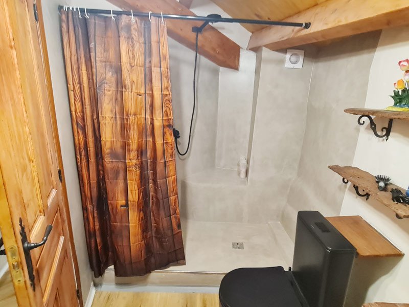 Tríplex Cal Barraqué de Dalt en Borredà - ducha de microcemento del baño de la buhardilla
