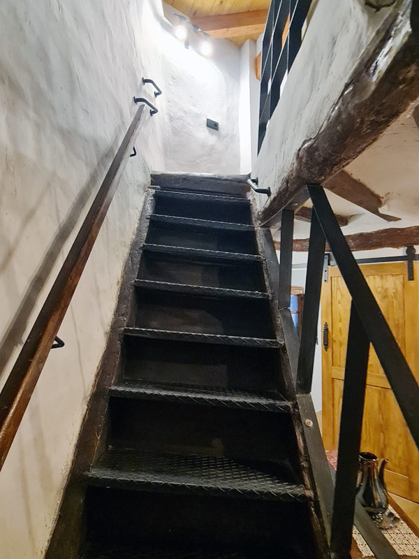 Tríplex Cal Barraqué de Dalt en Borredà - escalera de acceso a la buhardilla