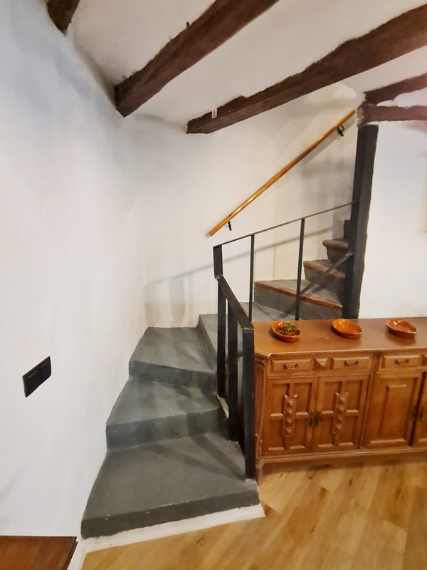 Tríplex Cal Barraqué de Dalt en Borredà - escalera de acceso a la primera planta