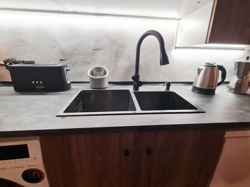 Tríplex Cal Barraqué de Dalt en Borredà - fregadero, hervidor de agua y cafetera italiana