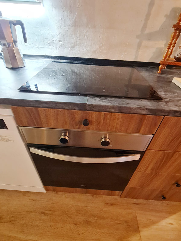 Tríplex Cal Barraqué de Dalt en Borredà - horno y placa vitrocerámica
