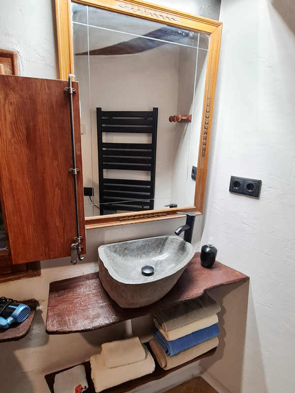 Tríplex Cal Barraqué de Dalt en Borredà - lavamanos de piedra del baño de la primera planta