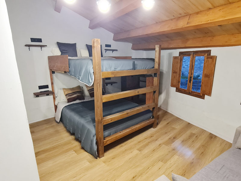 Tríplex Cal Barraqué de Dalt en Borredà - habitación 2 de la buhardilla con litera doble