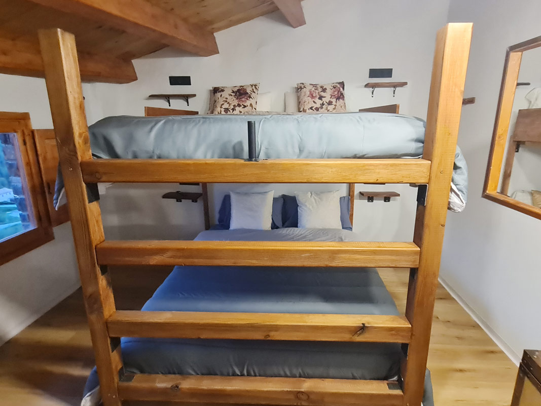 Tríplex Cal Barraqué de Dalt en Borredà - litera doble de la habitación 1 de la buhardilla