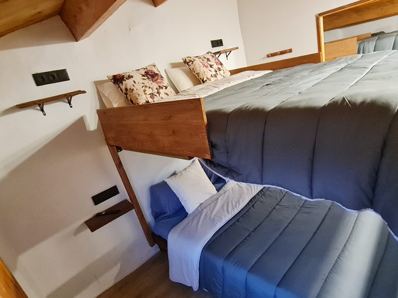 Tríplex Cal Barraqué de Dalt en Borredà - litera doble de la habitación 2 de la buhardilla