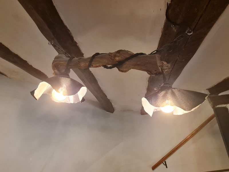 Tríplex Cal Barraqué de Dalt en Borredà - luces artesanales del salón