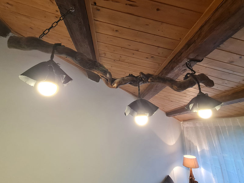 Tríplex Cal Barraqué de Dalt en Borredà - luces artesanales sobre la zona de sofás