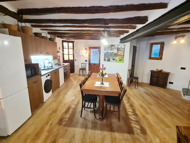 Tríplex Cal Barraqué de Dalt en Borredà - mesa de comedor junto a la cocina