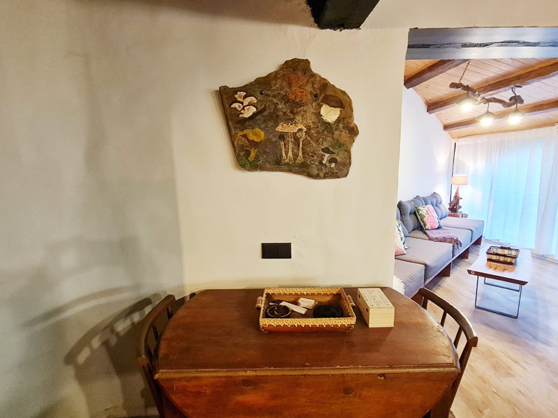 Tríplex Cal Barraqué de Dalt en Borredà - mesa de panadero y cuadro de setas