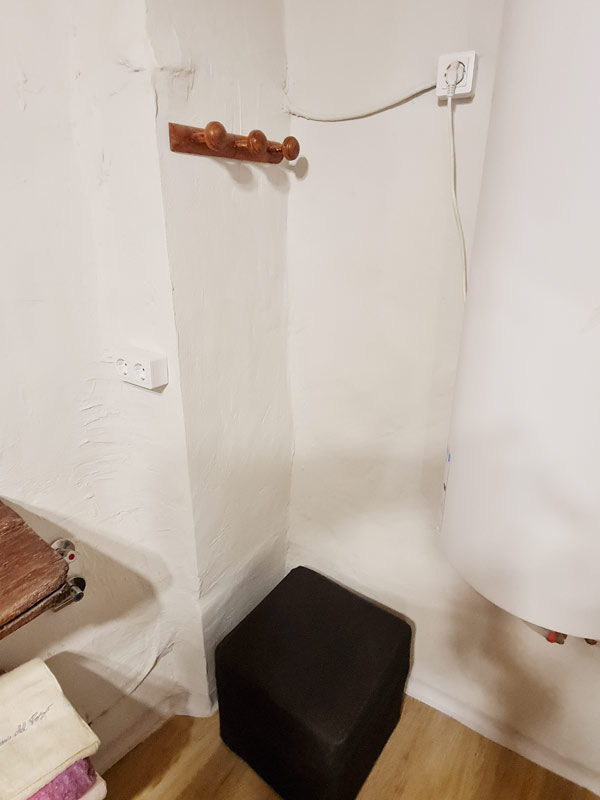 Tríplex Cal Barraqué de Dalt en Borredà - perchero y puf del baño de la buhardilla