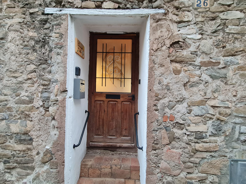Tríplex Cal Barraqué de Dalt en Borredà - puerta de entrada en la calle de la Font