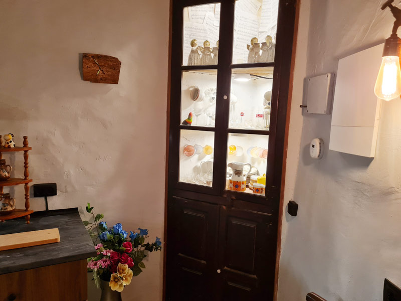 Tríplex Cal Barraqué de Dalt en Borredà - rincón de la cocina con vitrina