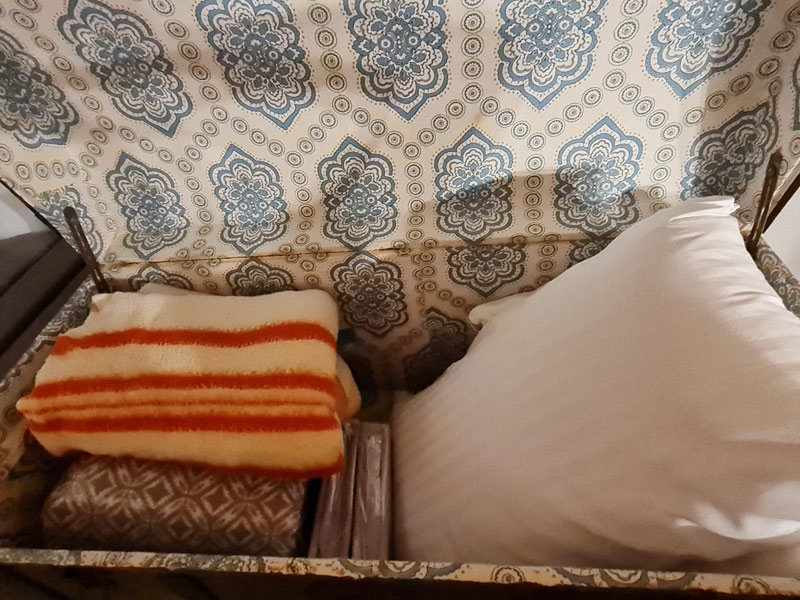 Tríplex Cal Barraqué de Dalt en Borredà - baúl con ropa de cama de recambio para el sofá cama