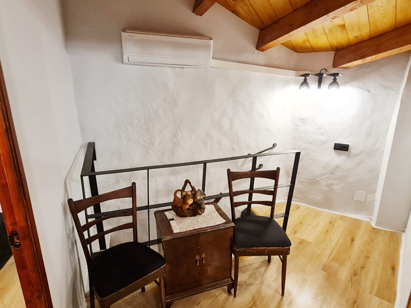 Tríplex Cal Barraqué de Dalt en Borredà - sala de estar de la buhardilla vista desde una habitación