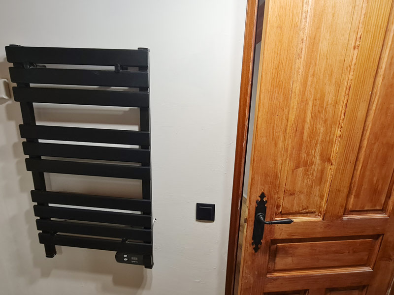 Tríplex Cal Barraqué de Dalt en Borredà - toallero eléctrico del baño de la buhardilla