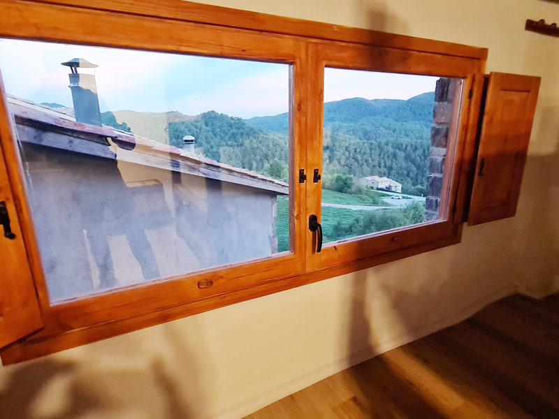 Tríplex Cal Barraqué de Dalt en Borredà - ventana de la habitación 1 de la buhardilla